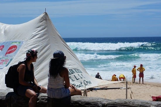 Mirando surf en Manly con Melo